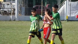 Lección en el fútbol infantil: Lloraba y sus rivales lo consolaron