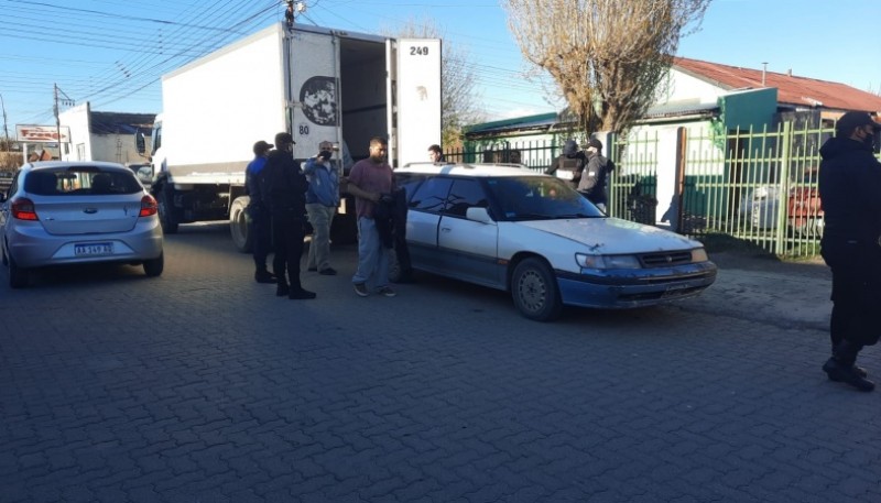 Momento en que los investigadores acceden al interior del camión.