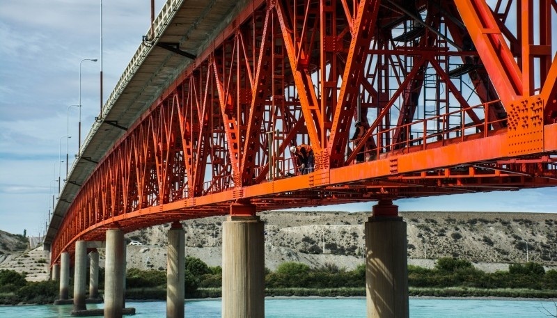 Puente sobre el río Santa Cruz.