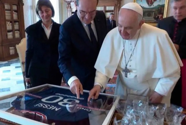 Recibió la remera del PSG. 