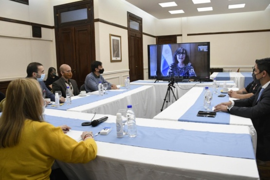 Alicia Kirchner con profesionales del INPRES.