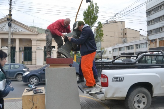 Reposición de placas y monumentos.