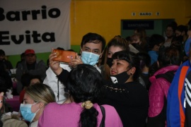 Río Gallegos: Gran público en el te bingo para festejar el Día de la Madre