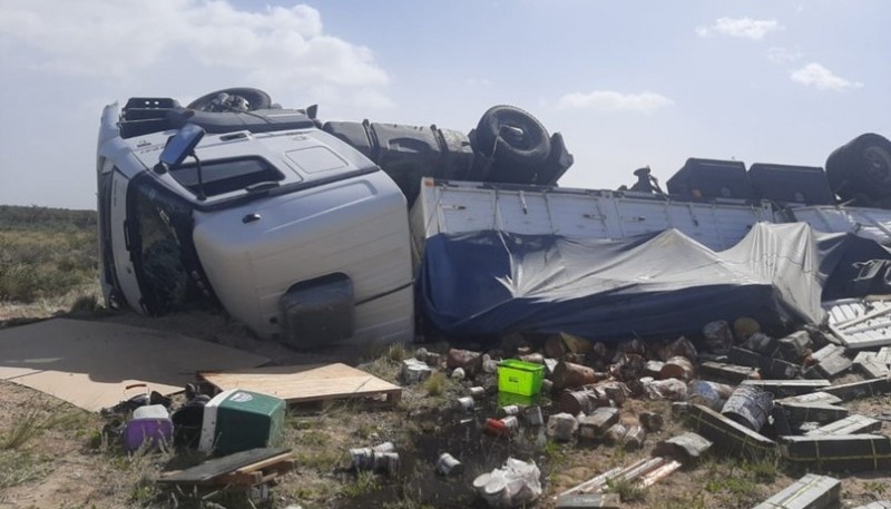 El camión quedó volcado a la vera de la ruta. (Foto: Diario Chubut)