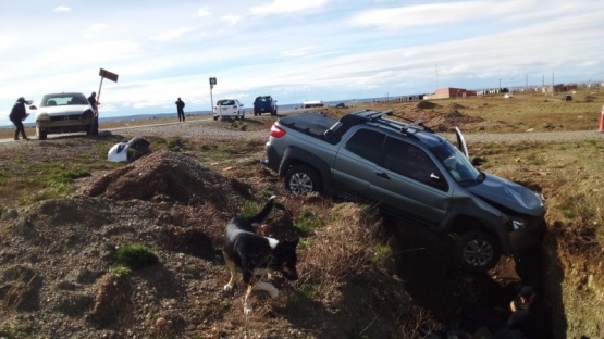 Río Gallegos: camioneta chocó contra un auto y terminó en una zanja