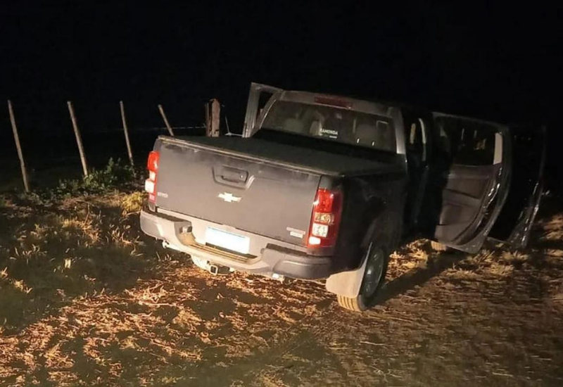 Encontró la camioneta con las puertas abiertas.