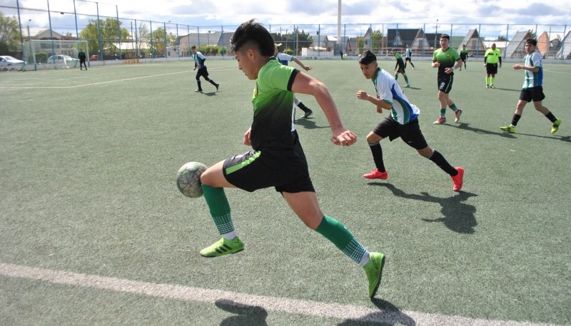 Los punteros del torneo de quinta siguen ganando.