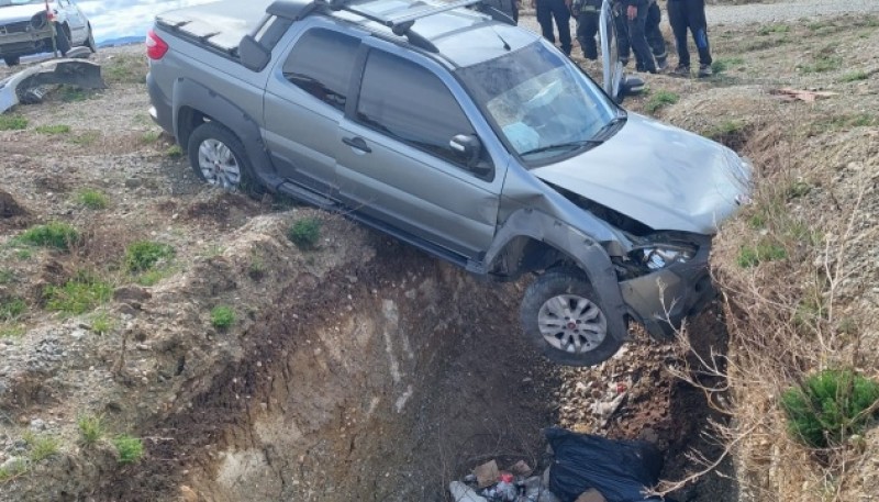 La camioneta quedó suspendida dentro de la zanja.