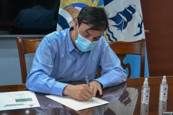 Pablo Grasso firmando títulos de propiedad.