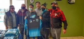 Pablo Grasso entregó indumentaria deportiva a la Liga de los Barrios de Río Gallegos