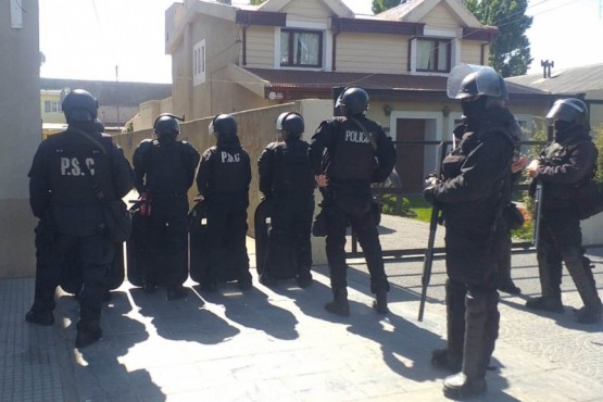 Policía en la sede sindical de la UOCRA (Foto: C.Robledo)