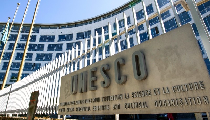 La sede de la UNESCO queda en Paris.