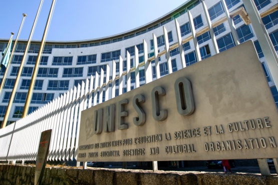 La sede de la UNESCO queda en Paris.
