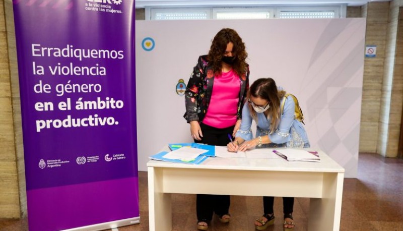 Carla Costabile en la firma del Acta de Compromiso por un Entramado Productivo Libre de Violencias.