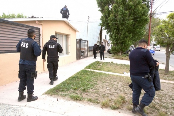 Los policías revisaron todos los lugares cercanos a la casa. (Foto: C.G.)