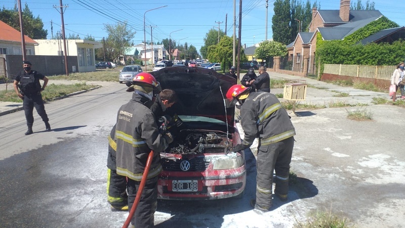 Bomberos en el lugar. (C.R)