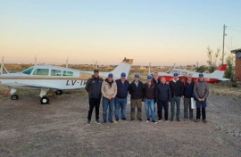 Pilotos franceses hacen escala en Trelew para reeditar la Aeroposta Argentina