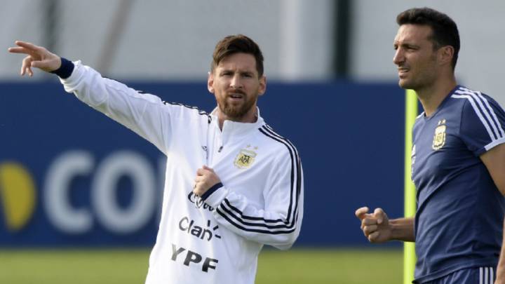 Lionel Messi y Scaloni.