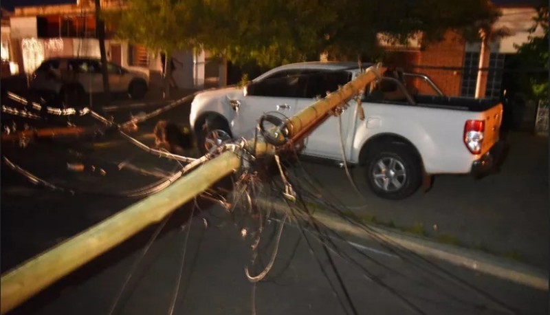 El poste de energía terminó sobre una camioneta.