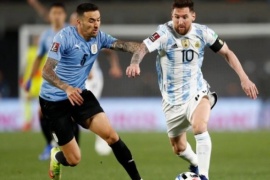 Argentina visita a Uruguay con la intención de acercarse al Mundial: Hora, TV y formaciones