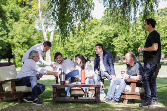 Alberto Fernández reunido con los candidatos.