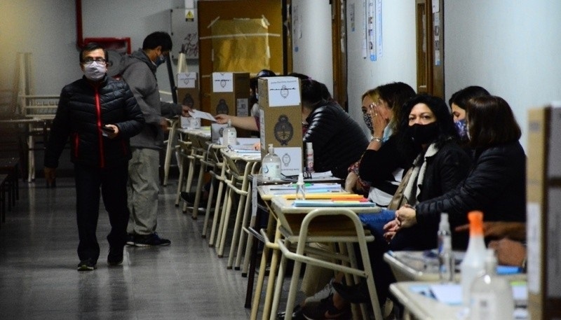 De 10 personas que fueron a sufragar el domingo, sólo 3 optaron por el oficialismo.