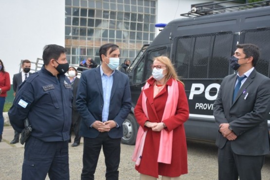 La Gobernadora se hizo presente junto al Ministro de Seguridad, el Intendente y Subjefe de policía. (Foto: C.R.)