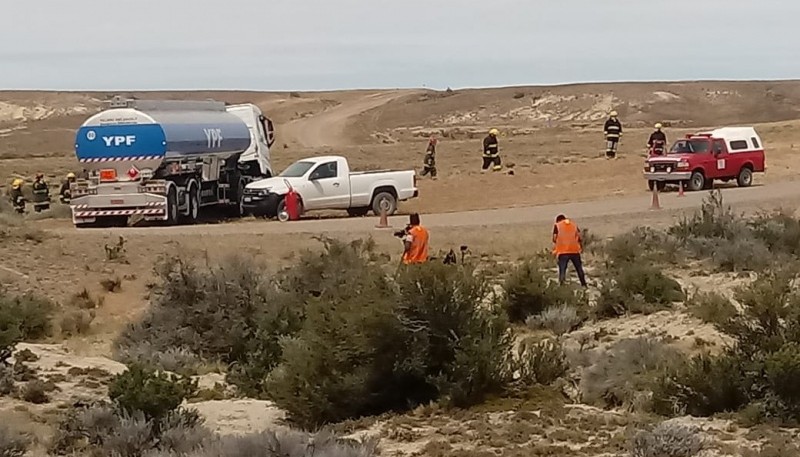 El camión de YPF quedó atravesado en la ruta para realizar el simulacro.