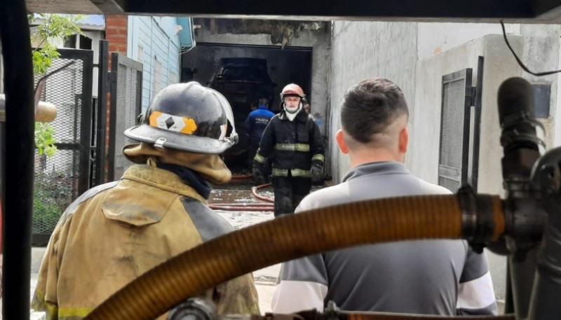 Incendio en un taller mecánico. (U.R)