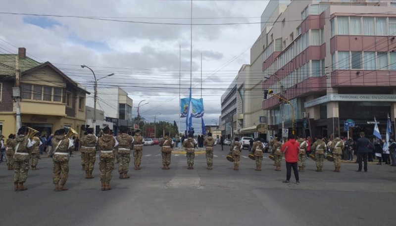 Izamiento dominical. (Foto C.Robledo)