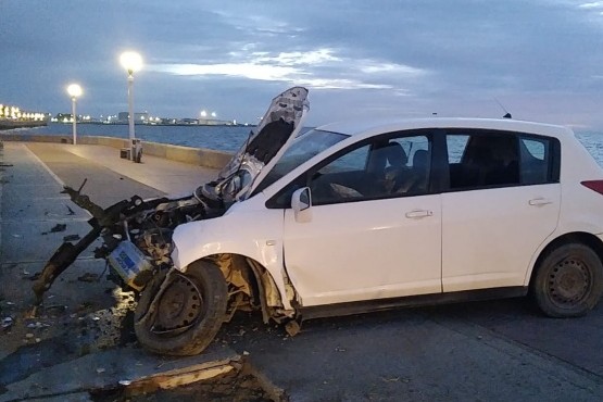 Conductor en estado de ebriedad colisionó y se incrustó contra una valla