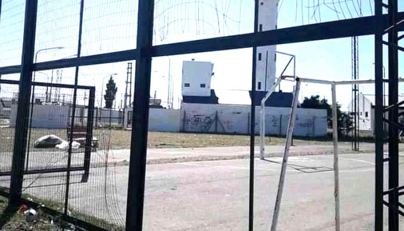 Cancha de fútbol cuyo alumbrado fue reparado de manera particular.