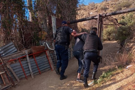 Amenazó de muerte a su madre y hermana.