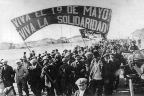 Trabajadores marchan en Puerto Santa Cruz  