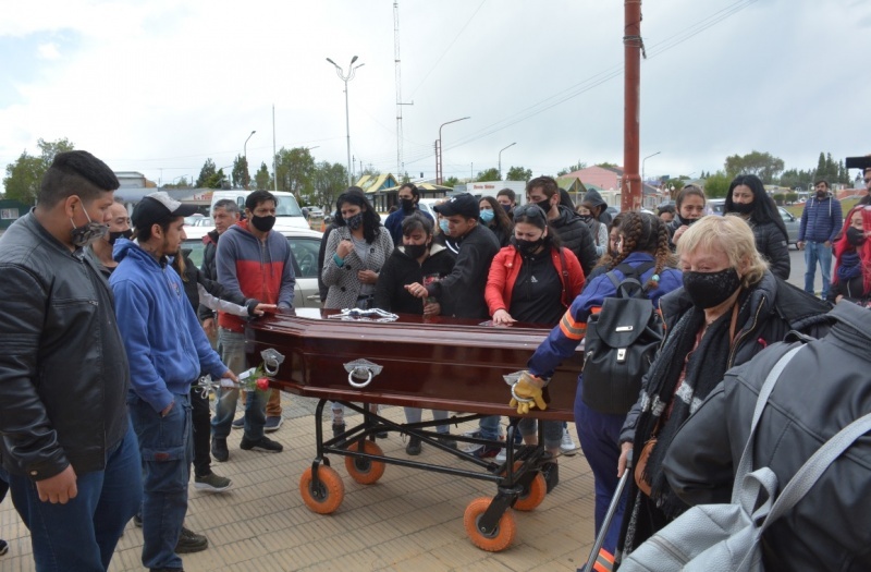 Despedida en el Cementerio local. (C.R) 