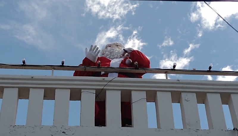 Papa Noel en el balcón del Municipio. (Fotos B.D.)