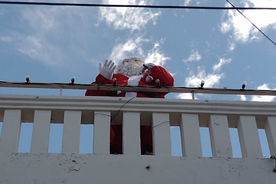 Papa Noel en el balcón del Municipio. (Fotos B.D.)