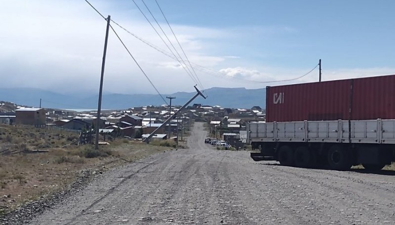 Camión chocó contra poste.