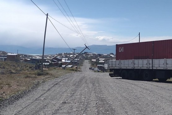 Camión chocó contra poste.