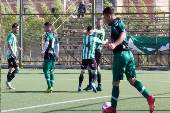 Boxing festejando un gol.