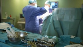Condenaron a una cirujana por amputar la pierna equivocada de un paciente: deberá pagar 8.000 euros