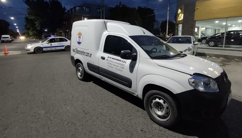 Camioneta embistió a mujer.