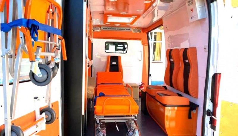 Interior de la ambulancia donada.