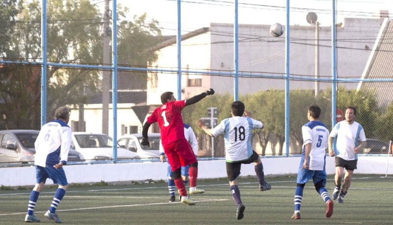 Los más veteranos volvieron a dejar todo en la cancha.  