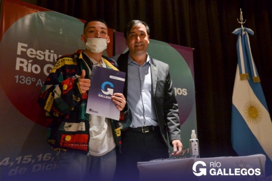 Pablo Grasso junto a uno de los artistas de la ciudad que tocará en el Festival Aniversario. 
