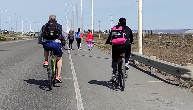 Caminando o en bici, todos quieren llegar (Foto: C. González).