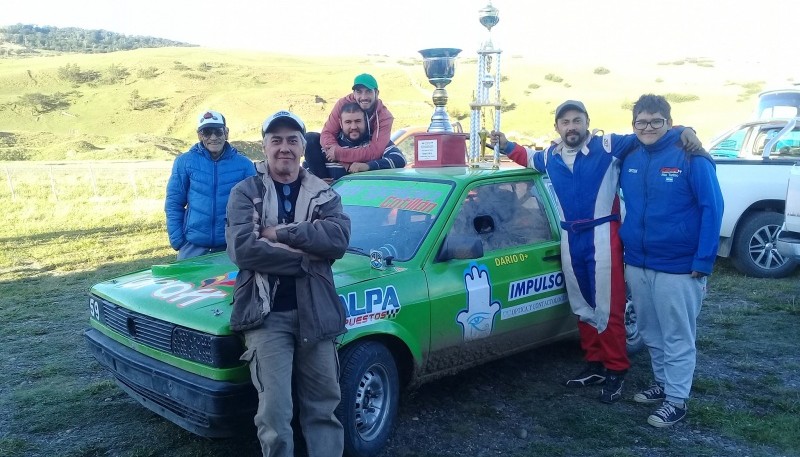 El ganador y su equipo, felices con el título conseguido.