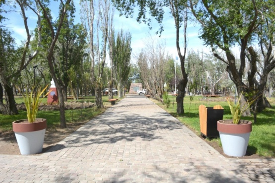 Ayer ultimaban detalles para la inauguración de la Plaza San Martín con la sede de la Asociación Sanmartiniana. (Fotos C. Robledo)