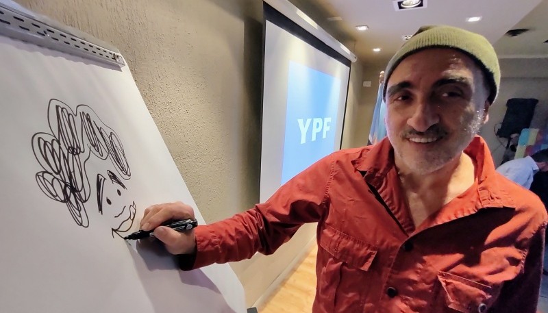 Miguel Rep dibujando a Diego Maradona.