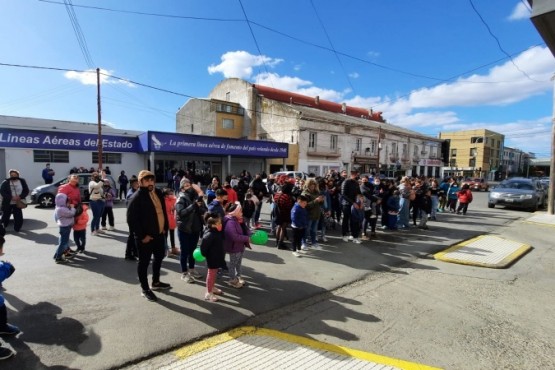 Vecinos esperan fuera del hotel de Camilo.